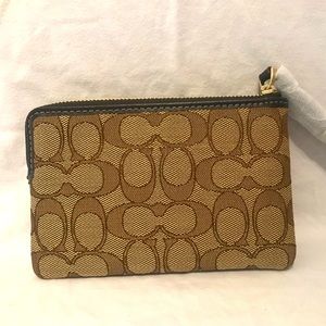 NWT Coach Brown Small Wrist Wallet, 1 zip. 15 cm.
